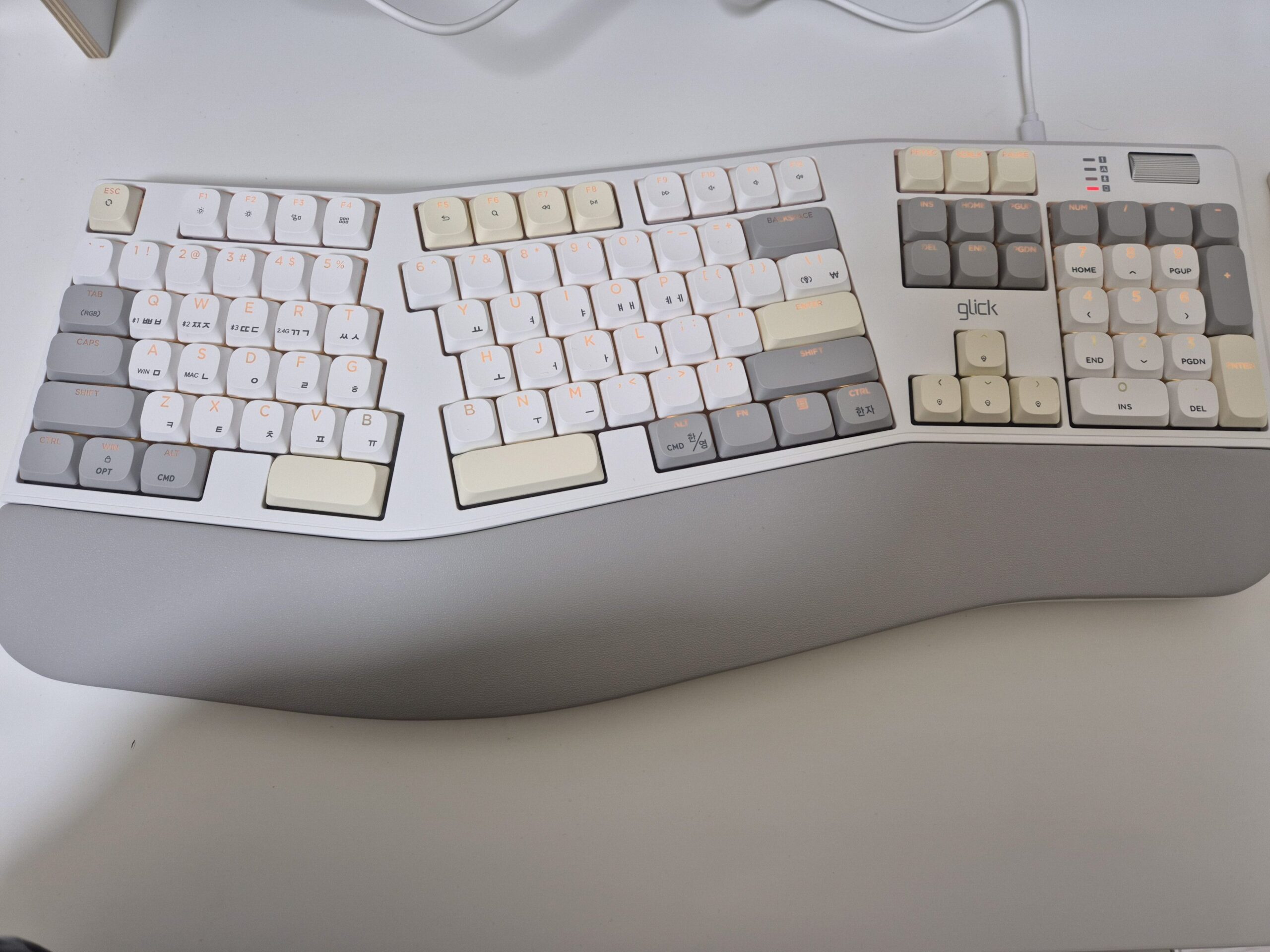 지클릭커 오피스프로 인체공학 키보드 키캡 바꾼 후 찍은 전체 외관 사진